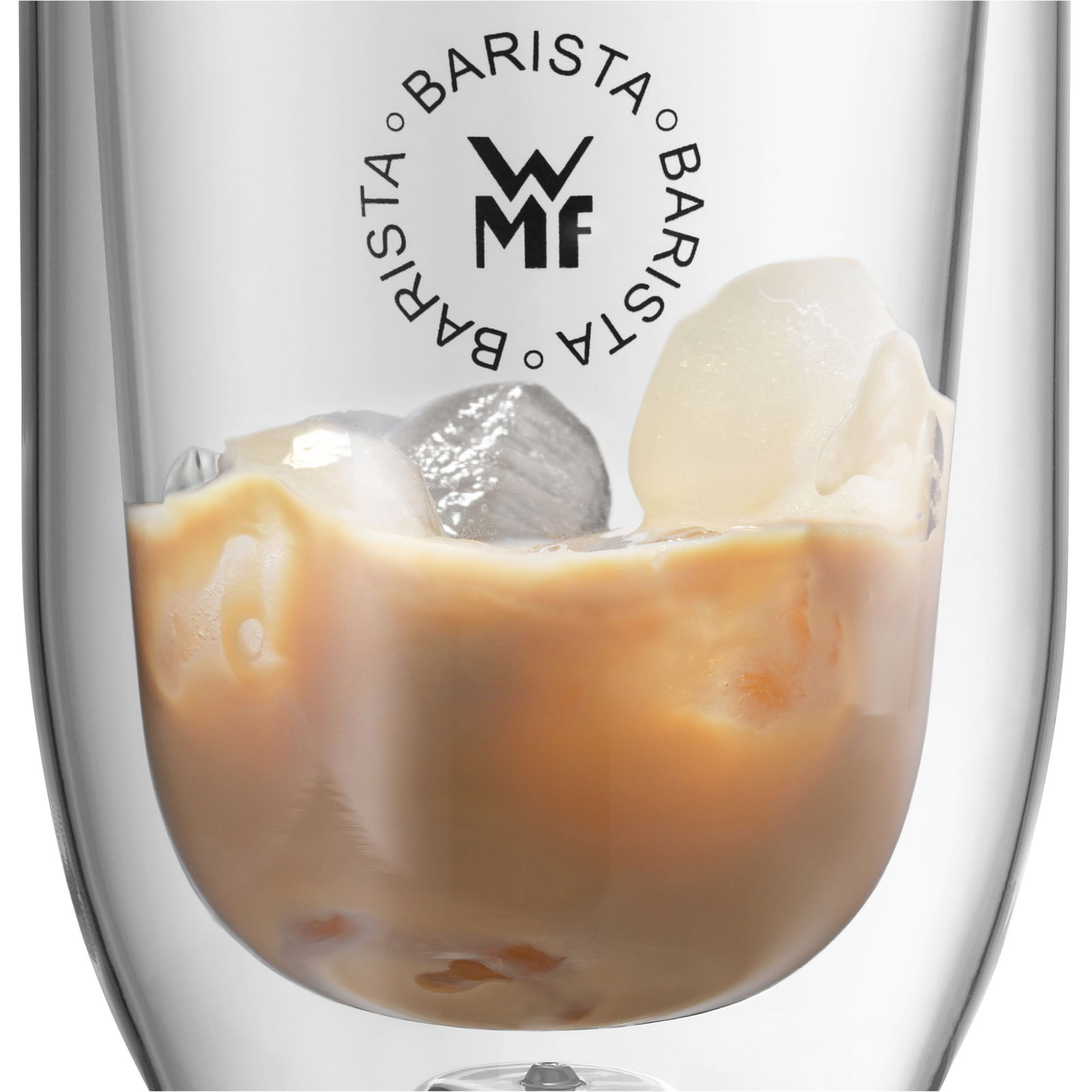 Nahaufnahme eines WMF Barista Latte Macchiato Glases mit Eiskaffee und Eiswürfeln, seitliche Perspektive.