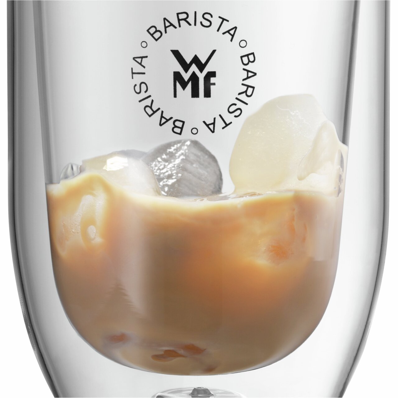 Nahaufnahme eines WMF Barista Latte Macchiato Glases mit Eiskaffee und Eiswürfeln, seitliche Perspektive.