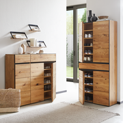 Moderner Schuhschrank aus Holz mit offenen Türen, gefüllt mit Schuhen, in einem hellen Raum mit Blick auf den Garten.