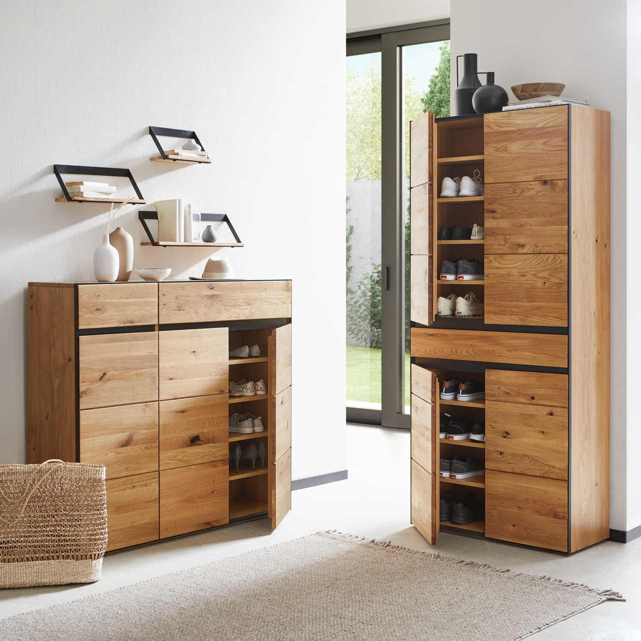 Moderner Schuhschrank aus Holz mit offenen Türen, gefüllt mit Schuhen, in einem hellen Raum mit Blick auf den Garten.