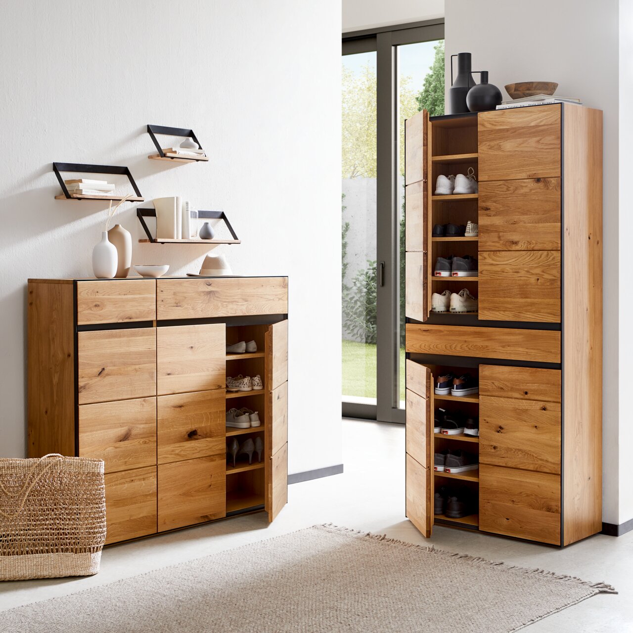 Linea Natura XXL-Schuhschrank KELIO MAX Moderner Schuhschrank aus Holz mit offenen Türen, gefüllt mit Schuhen, in einem hellen Raum mit Blick auf den Garten.