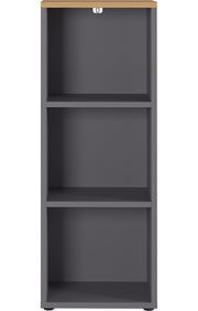 Frontale Ansicht eines grauen Aktenregals mit drei offenen Fächern und einer Holzoberfläche.