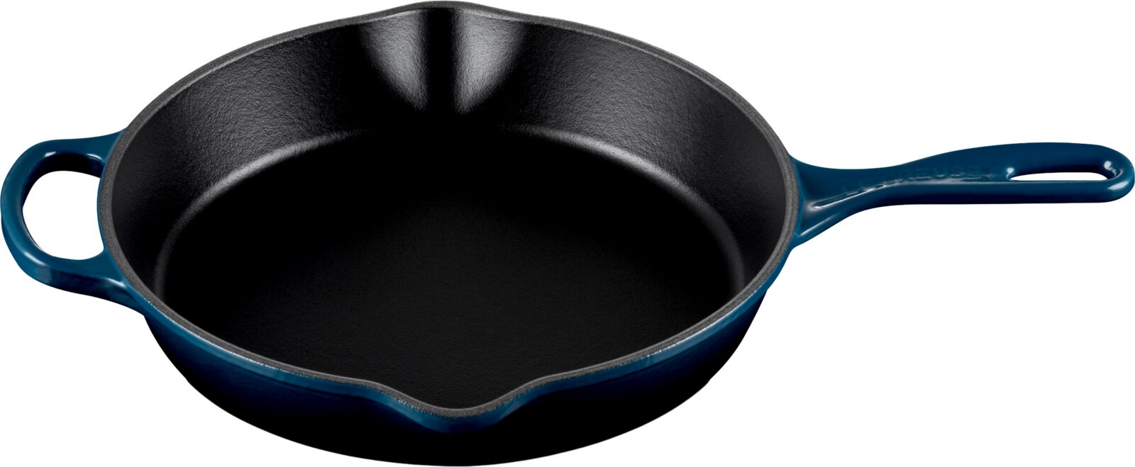 Blauw geëmailleerde gietijzeren koekenpan met lange steel en zijhandgreep, zwart interieur, gezien in schuin bovenaanzicht (3/4) op witte achtergrond.