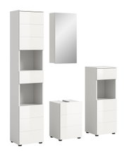 Moderne weiße Badkombination bestehend aus einem hohen Schrank mit Schubladen, einem Hängeschrank mit Spiegel, einem mittelhohen Schrank und einem kleinen Schrank, alle in einer frontalen Perspektive.