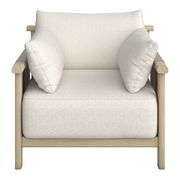 Moderner Loungesessel mit hellem Holzrahmen und weißen Kissen, Frontalansicht