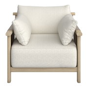 Moderner Loungesessel mit hellem Holzrahmen und weißen Kissen, Frontalansicht