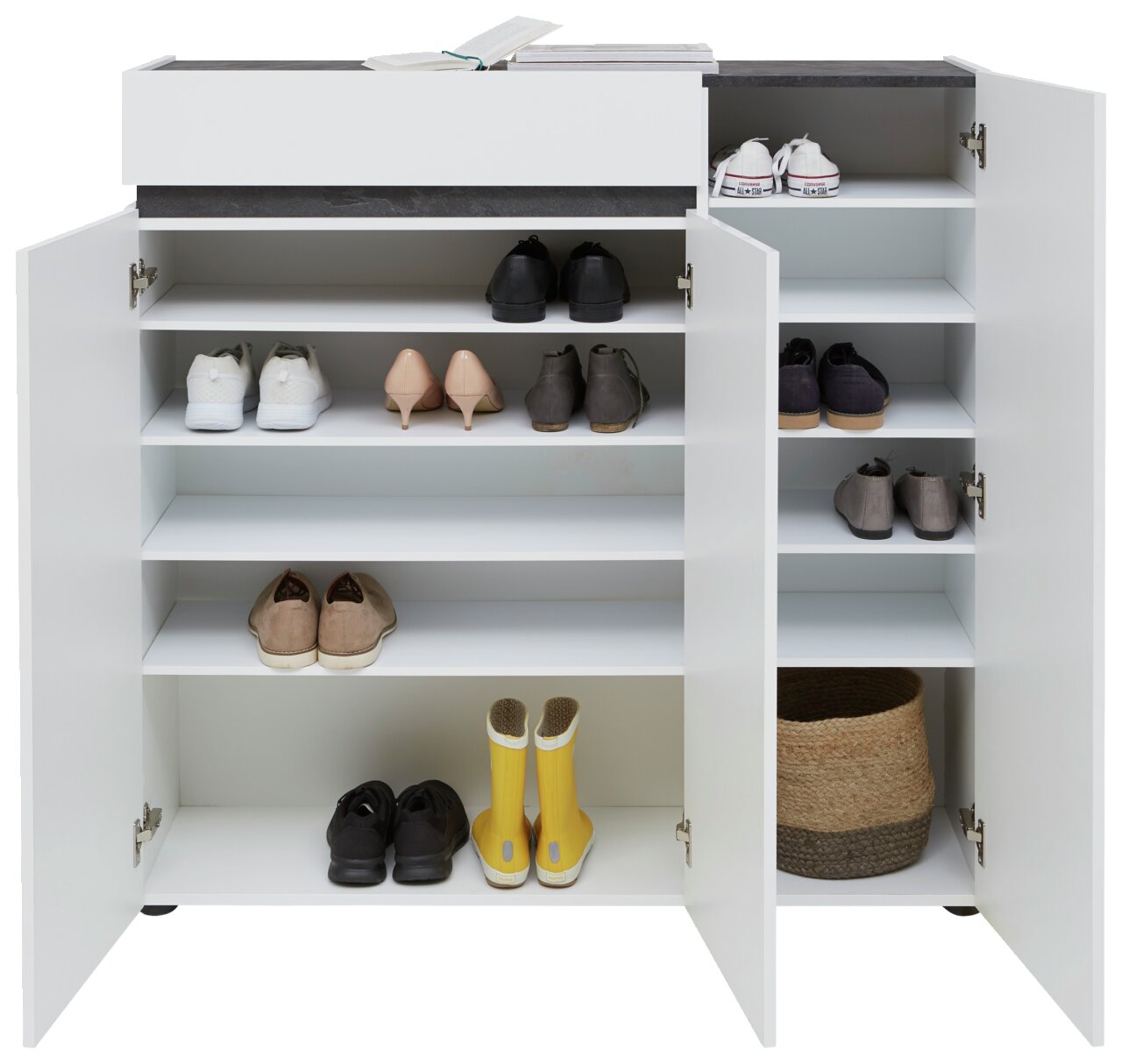 Vooraanzicht van een witte XL-schoenenkast met drie deuren en een lade, gevuld met verschillende schoenen en een mand.