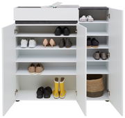 Vorderansicht eines weißen XL-Schuhschranks mit drei Türen und einer Schublade, gefüllt mit verschiedenen Schuhen und einem Korb.