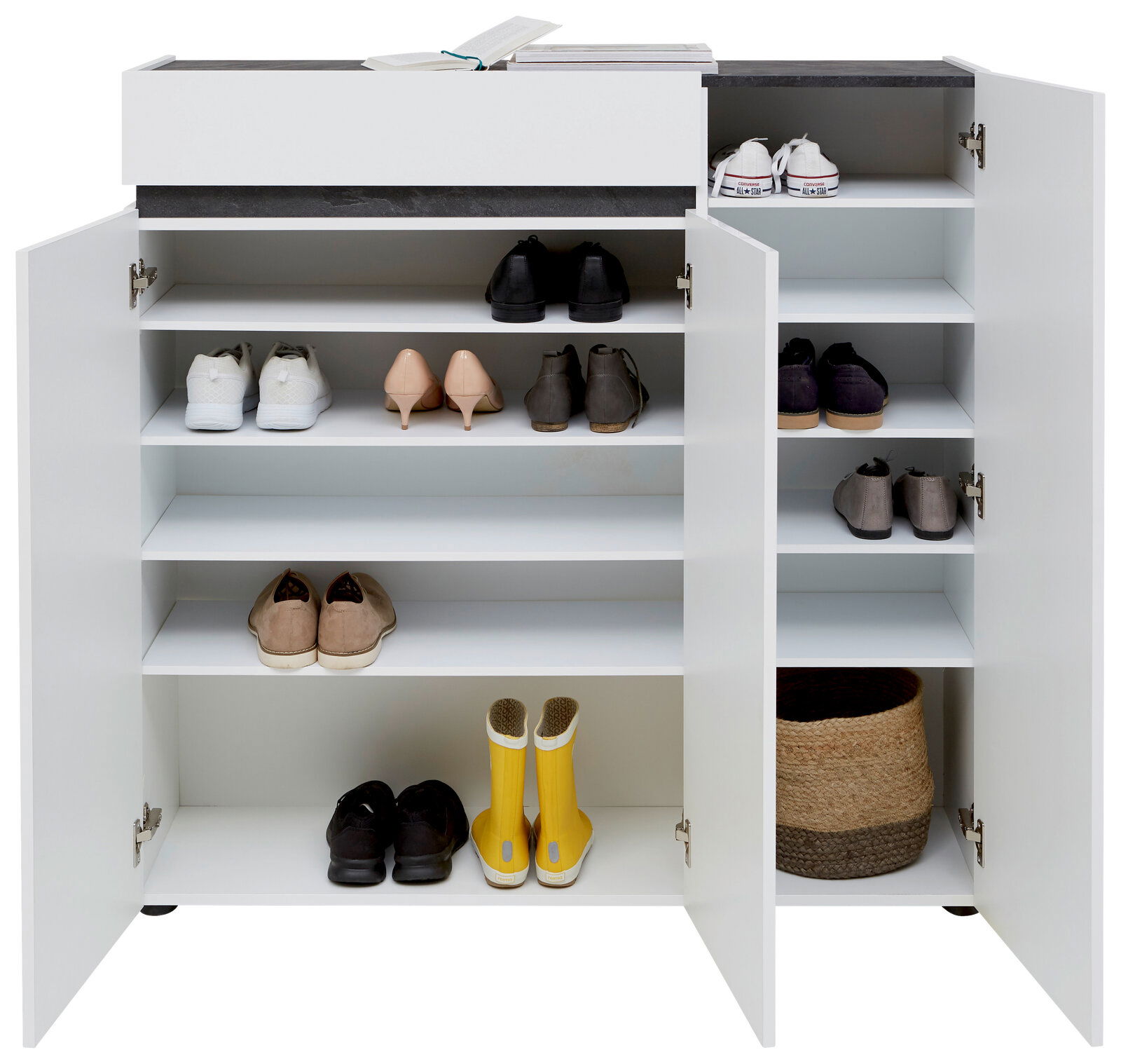 Vorderansicht eines weißen XL-Schuhschranks mit drei Türen und einer Schublade, gefüllt mit verschiedenen Schuhen und einem Korb.
