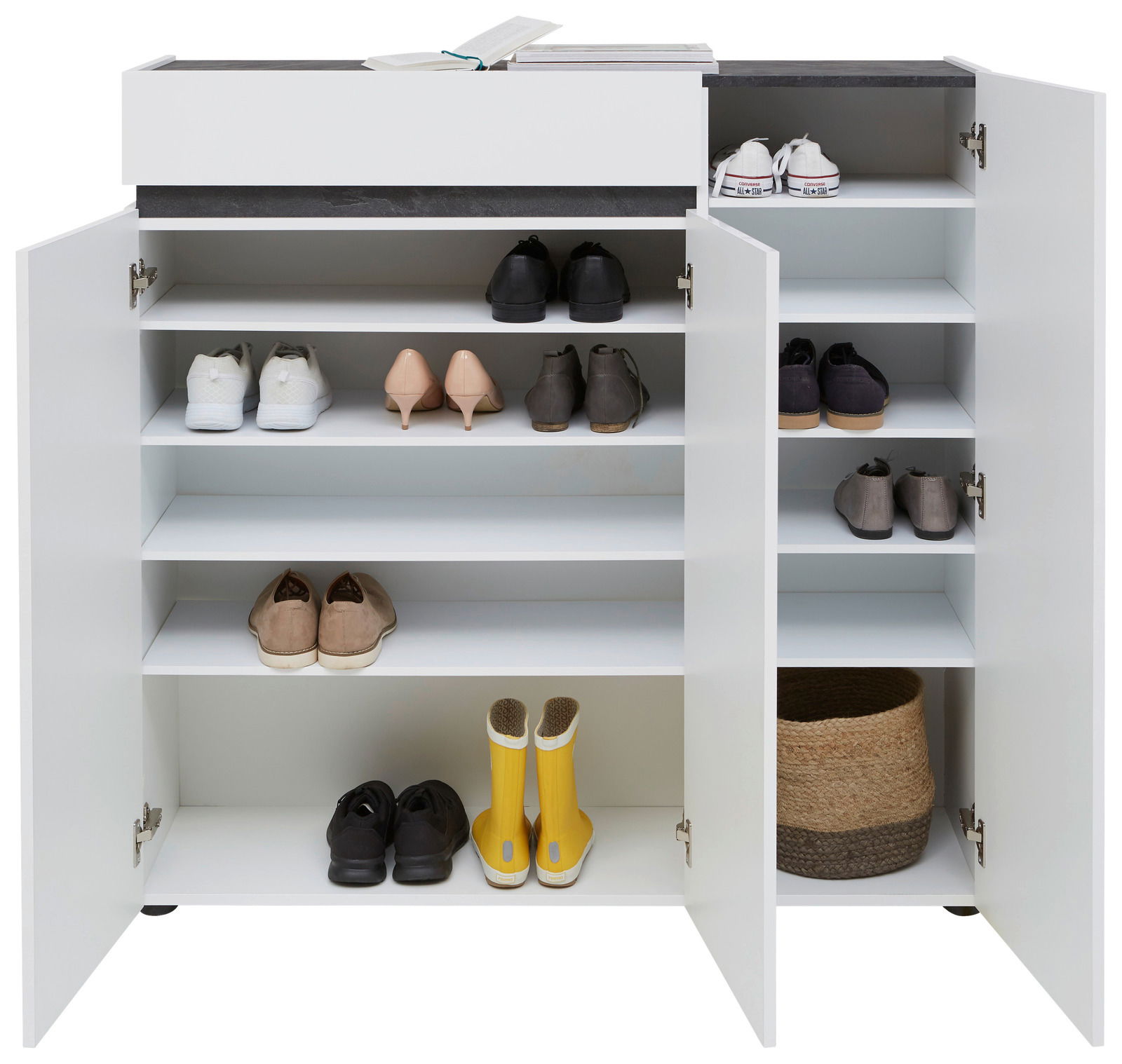 Vorderansicht eines weißen XL-Schuhschranks mit drei Türen und einer Schublade, gefüllt mit verschiedenen Schuhen und einem Korb.