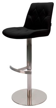 Moderner Barhocker mit schwarzem, gepolstertem Sitz und Rückenlehne, auf einem verchromten Standfuß mit Fußstütze. Seitenansicht.