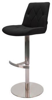 Moderner Barhocker mit schwarzem, gepolstertem Sitz und Rückenlehne, auf einem verchromten Standfuß mit Fußstütze. Seitenansicht.