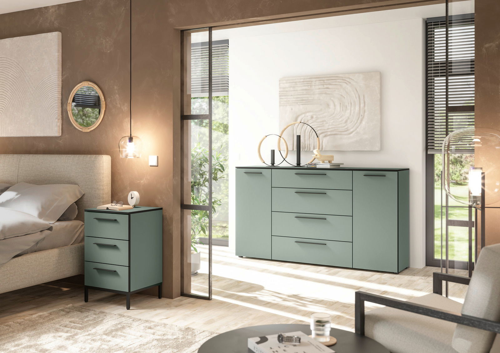 Moderne grüne Nachtkommode mit drei Schubladen, seitliche Perspektive, in einem stilvoll eingerichteten Schlafzimmer mit warmen Erdtönen.