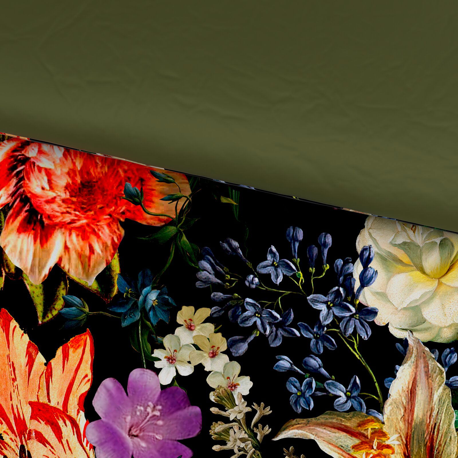 Wendebettwäsche mit floralem Muster auf dunklem Hintergrund und einfarbiger Rückseite, aus der Vogelperspektive fotografiert.