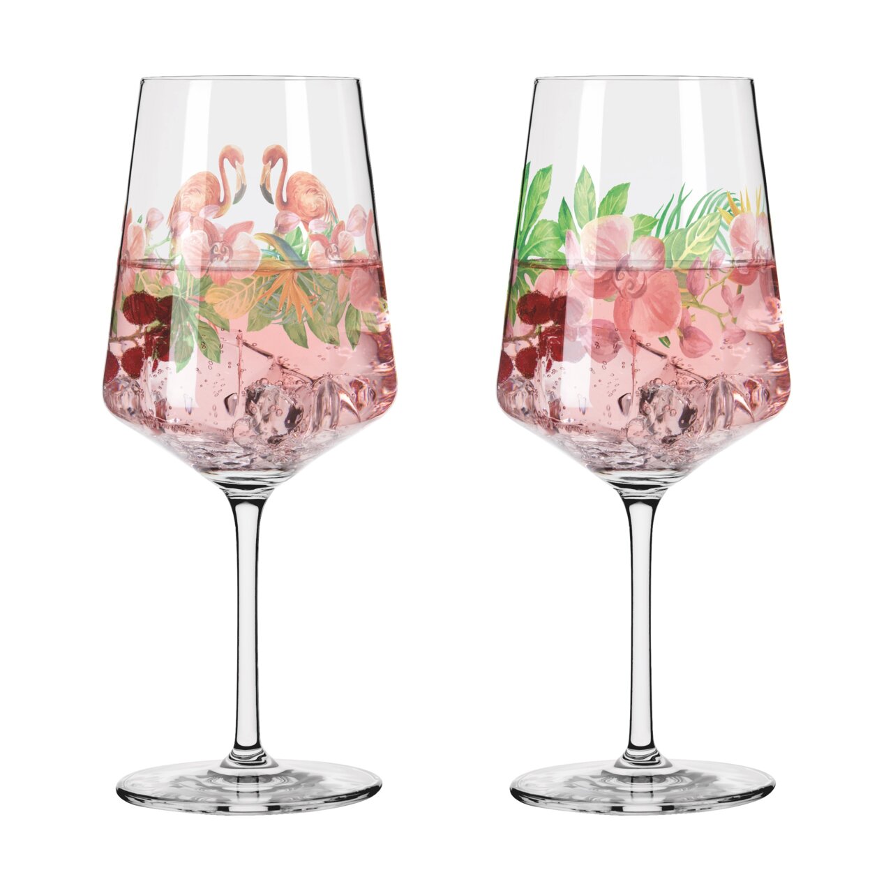 Zwei elegante Weingläser mit floralen und Flamingo-Motiven, gefüllt mit einem rosa Getränk und Eiswürfeln, seitliche Perspektive.