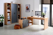 Moderne Bürokombination mit Schreibtisch, Rollcontainer und Schrank in Holzoptik, seitliche Perspektive.