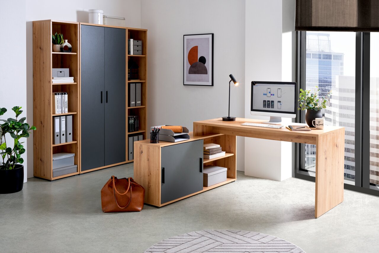 Moderne kantoorset met bureau, rolcontainer en kast in houtlook, zijaanzicht.