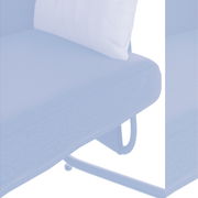 Nahaufnahme einer Hollywoodschaukel mit grauem Polster und weißem Kissen, seitliche Perspektive