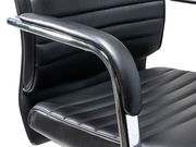 Nahaufnahme eines schwarzen Schwingstuhls mit gepolsterten Armlehnen und verchromtem Gestell, seitliche Perspektive