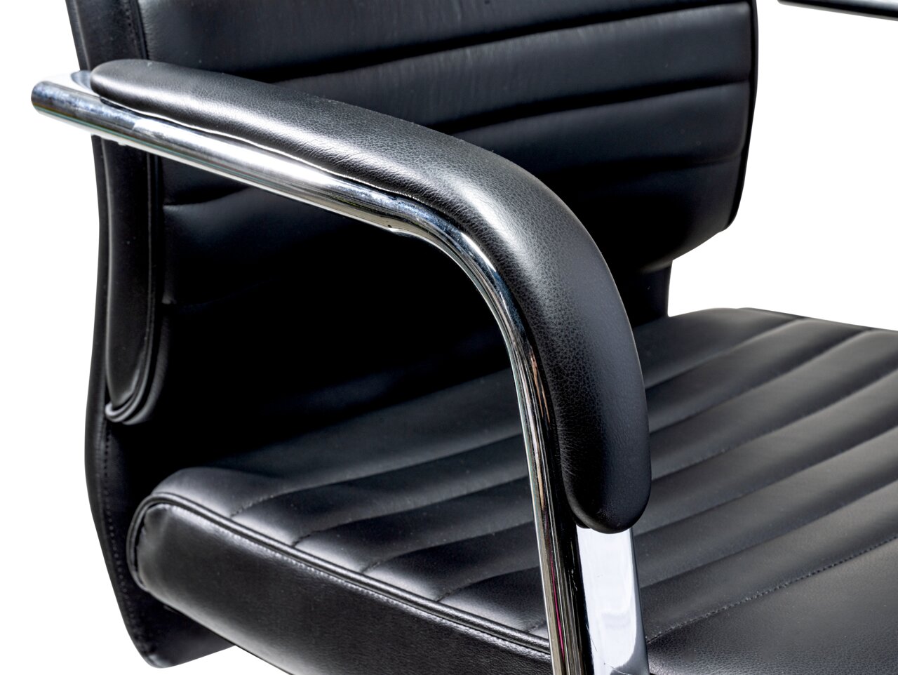 Nahaufnahme eines schwarzen Schwingstuhls mit gepolsterten Armlehnen und verchromtem Gestell, seitliche Perspektive