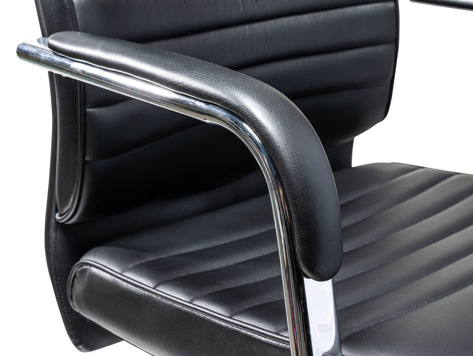 Nahaufnahme eines schwarzen Schwingstuhls mit gepolsterten Armlehnen und verchromtem Gestell, seitliche Perspektive