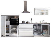 Moderne Küchenzeile mit Herd, Kühlschrank, Geschirrspüler und Dunstabzugshaube, frontal betrachtet.