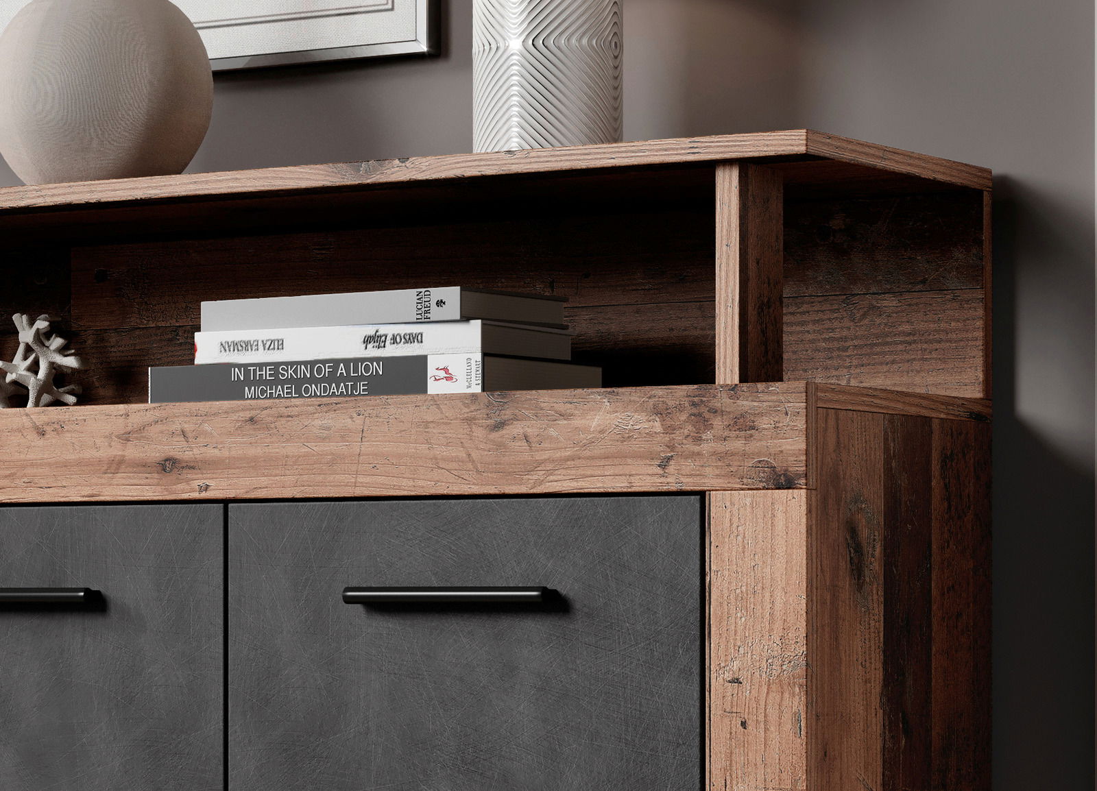 Nahaufnahme eines rustikalen Sideboards aus Holz mit dunklen Schranktüren und dekorativen Elementen auf der Oberseite, seitliche Perspektive.