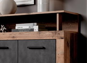 Nahaufnahme eines rustikalen Sideboards aus Holz mit dunklen Schranktüren und dekorativen Elementen auf der Oberseite, seitliche Perspektive.