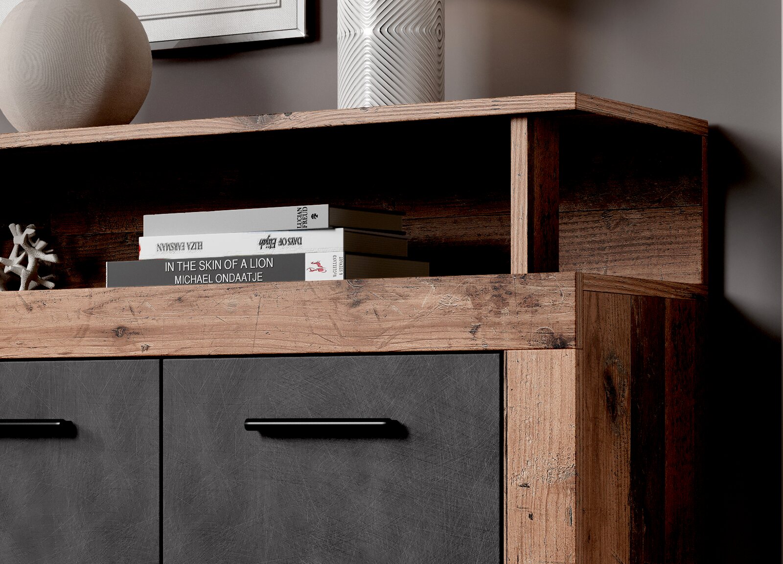 Nahaufnahme eines rustikalen Sideboards aus Holz mit dunklen Schranktüren und dekorativen Elementen auf der Oberseite, seitliche Perspektive.