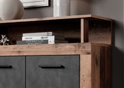 Nahaufnahme eines rustikalen Sideboards aus Holz mit dunklen Schranktüren und dekorativen Elementen auf der Oberseite, seitliche Perspektive.