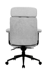 Rückansicht eines grauen Chefsessels mit gepolsterter Rückenlehne und Kopfstütze, auf einem schwarzen Drehkreuz mit Rollen.