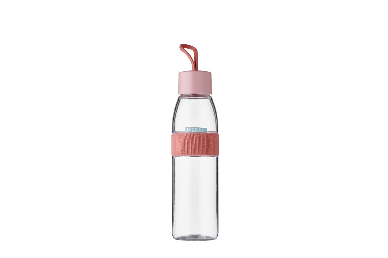 Doorzichtige drinkfles met roze dop en draagriem, van voren gefotografeerd