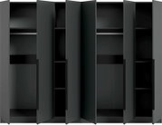 Offener, moderner Kleiderschrank in Anthrazit/Schwarz mit mehreren Türen, Kleiderstangen und Regalfächern, Frontansicht leicht von oben