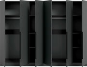 Offener, moderner Kleiderschrank in Anthrazit/Schwarz mit mehreren Türen, Kleiderstangen und Regalfächern, Frontansicht leicht von oben