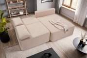 Beige Schlafsofa in L-Form von oben betrachtet, mit Kissen und Decke, in einem modernen Wohnzimmer mit Holzfußboden und großen Fenstern.