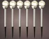Sechs Solar Stabbeleuchten aus Edelstahl mit kugelförmigen Leuchtköpfen, frontal betrachtet.