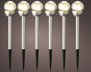 Sechs Solar Stabbeleuchten aus Edelstahl mit kugelförmigen Leuchtköpfen, frontal betrachtet.