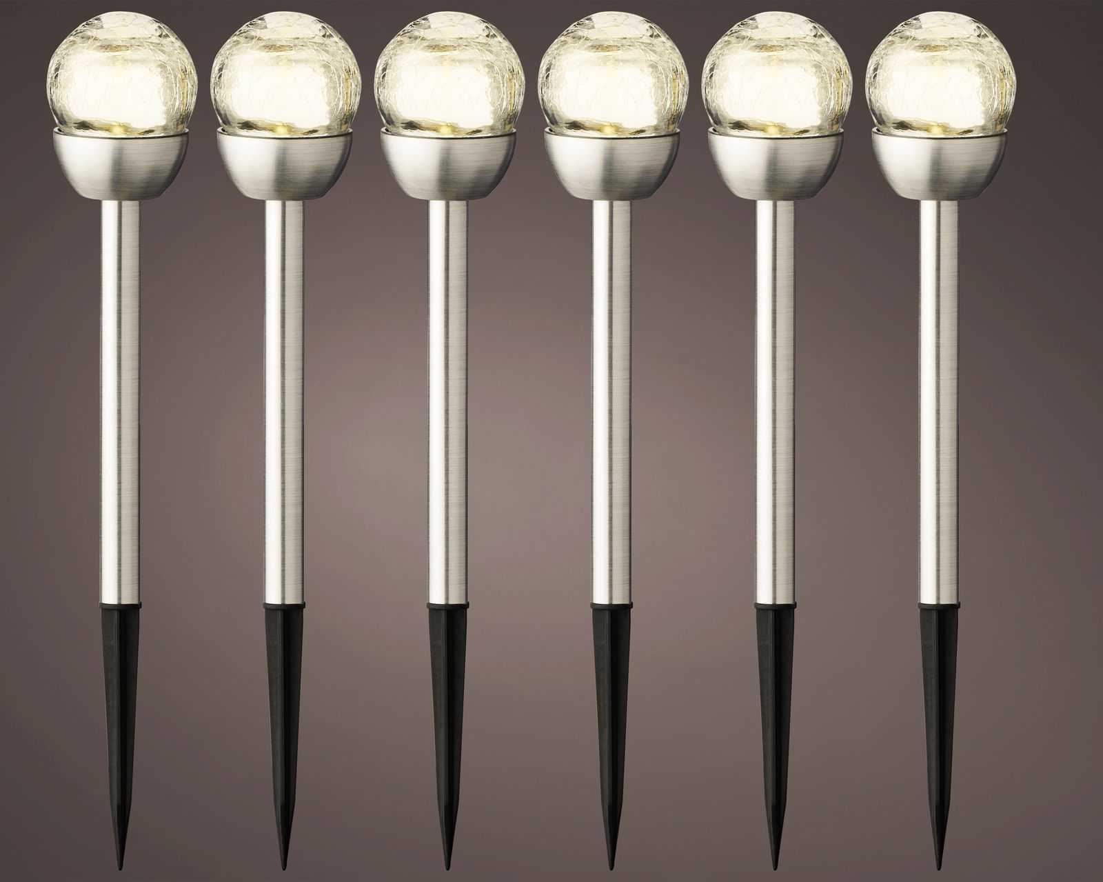 Sechs Solar Stabbeleuchten aus Edelstahl mit kugelförmigen Leuchtköpfen, frontal betrachtet.