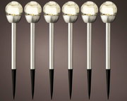 Sechs Solar Stabbeleuchten aus Edelstahl mit kugelförmigen Leuchtköpfen, frontal betrachtet.