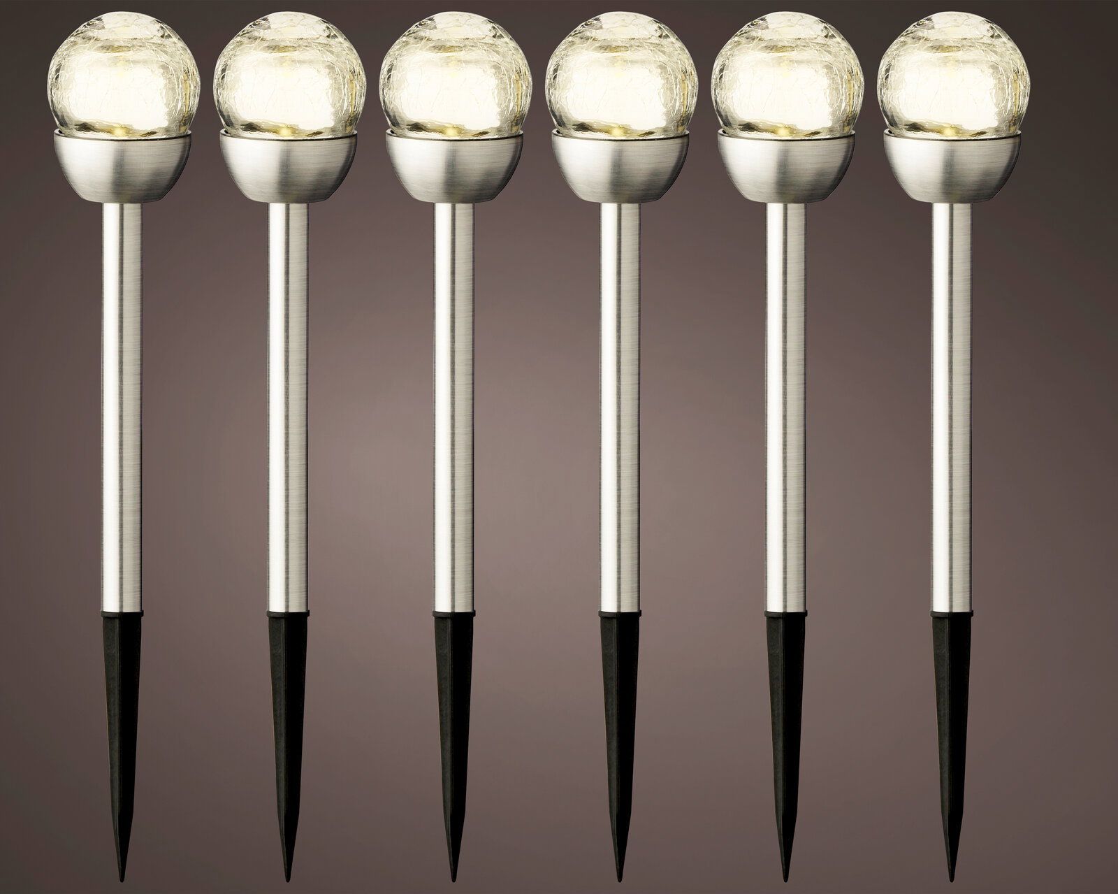 Sechs Solar Stabbeleuchten aus Edelstahl mit kugelförmigen Leuchtköpfen, frontal betrachtet.