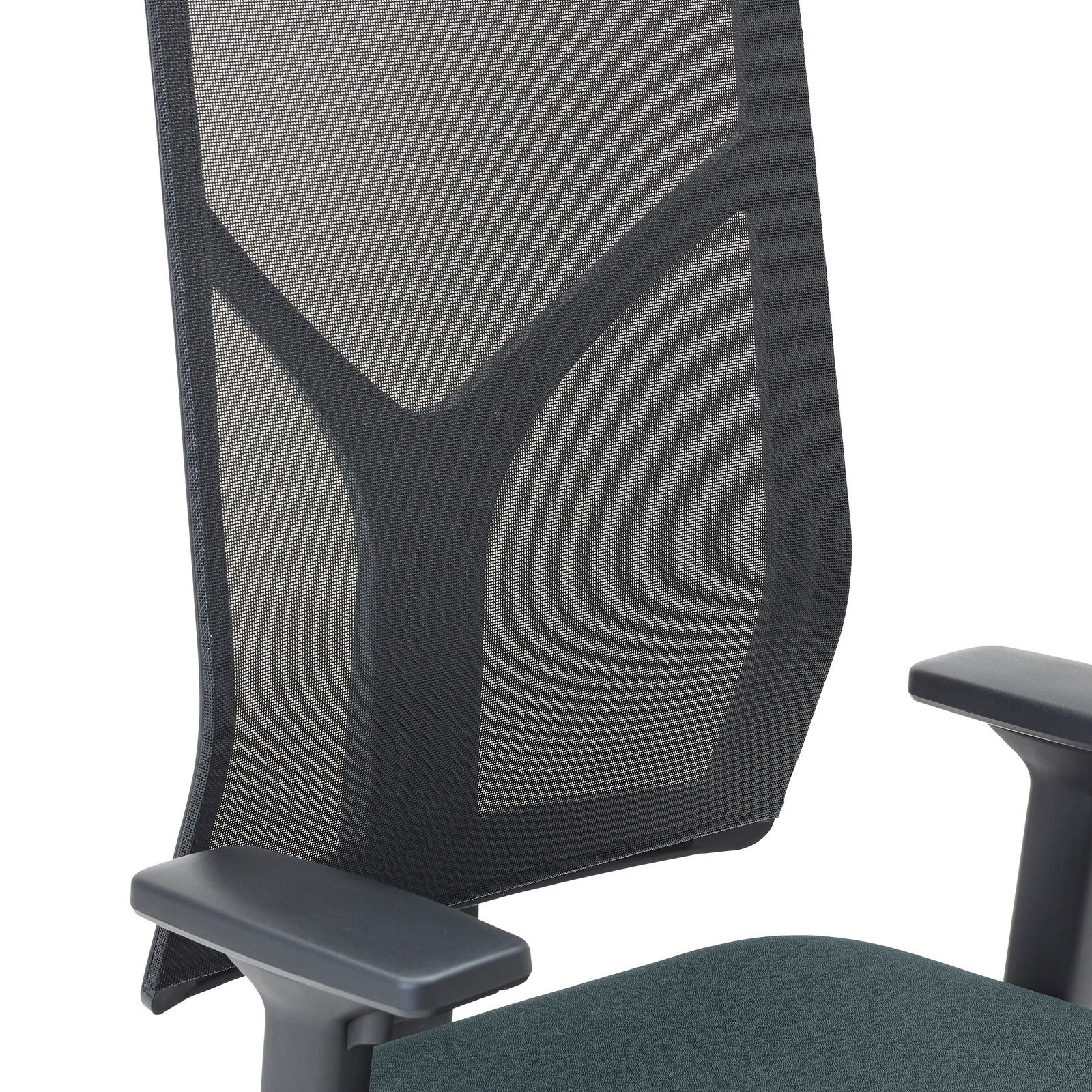 Rückansicht eines Drehstuhls mit Netzrückenlehne und Armlehnen