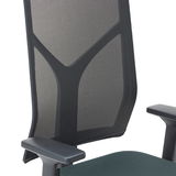 Rückansicht eines Drehstuhls mit Netzrückenlehne und Armlehnen