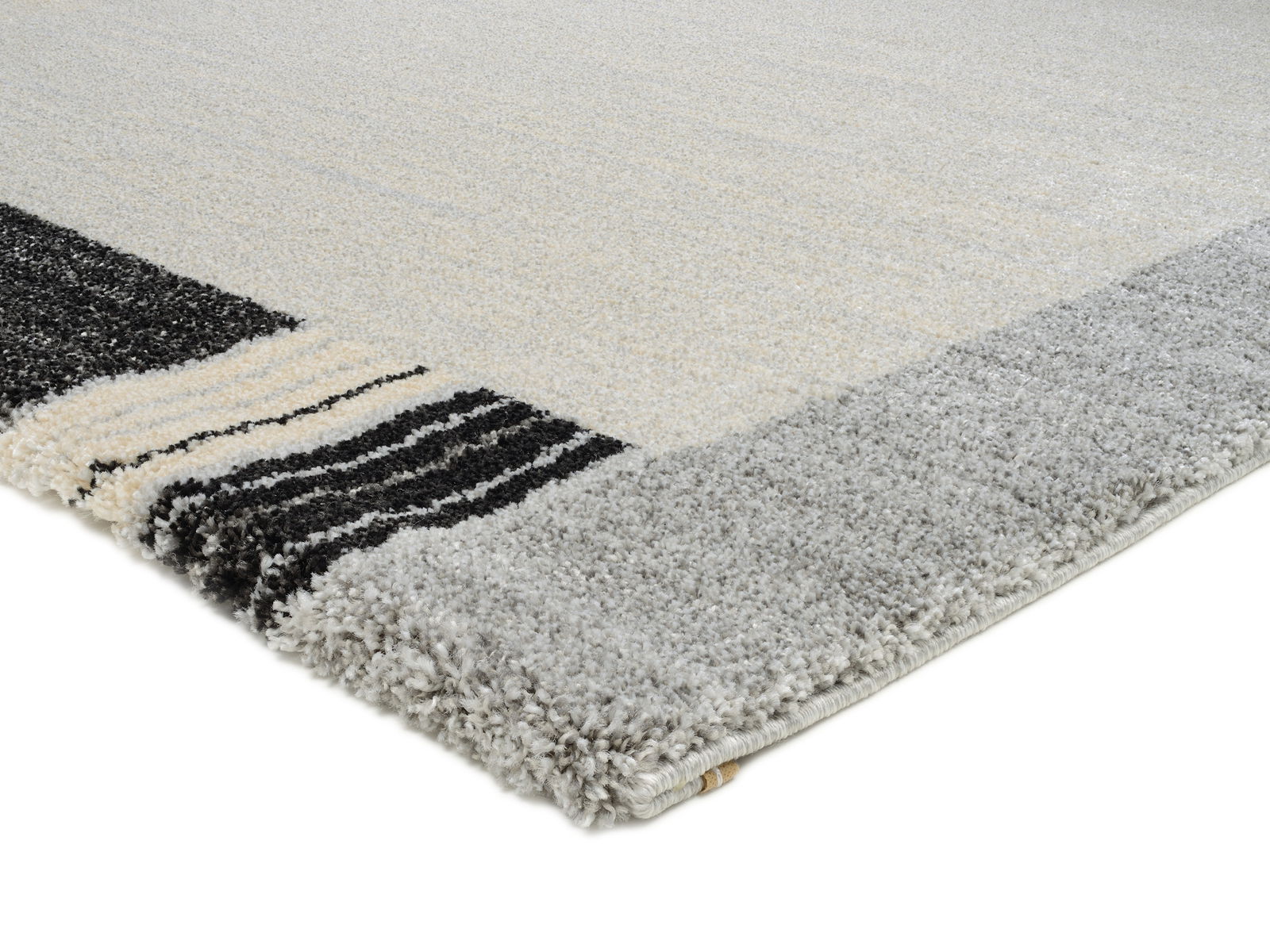 Nahaufnahme eines Webteppichs Castle Flora in Grau- und Schwarztönen, perspektivisch von der Seite fotografiert.