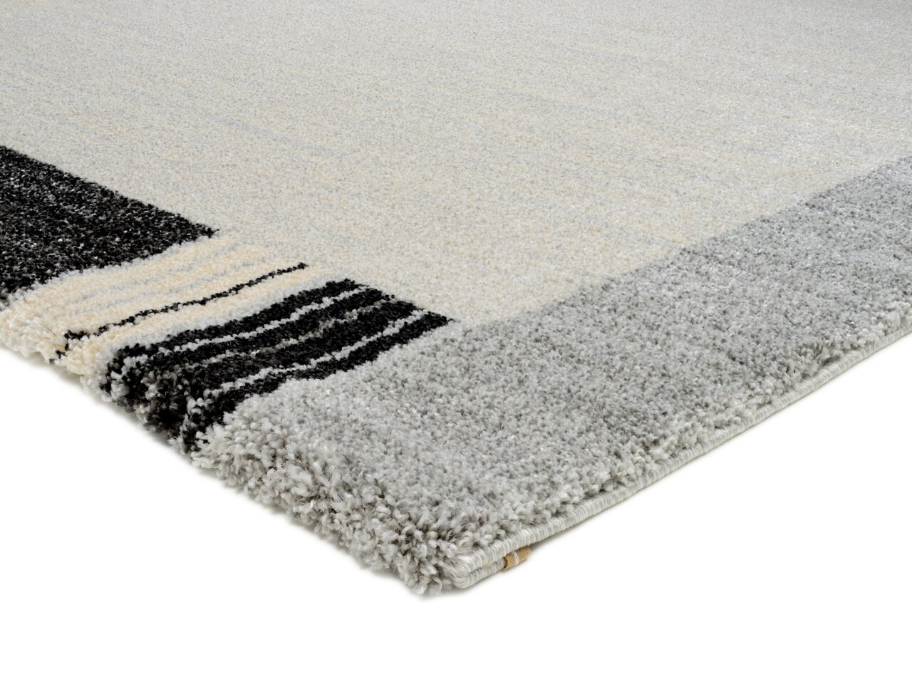 Nahaufnahme eines Webteppichs Castle Flora in Grau- und Schwarztönen, perspektivisch von der Seite fotografiert.