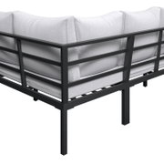 Eckmodul einer Outdoor-Lounge mit schwarzem Metallrahmen und hellgrauen Polstern, Ansicht schräg von hinten/seitlich.