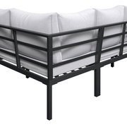 Eckmodul einer Outdoor-Lounge mit schwarzem Metallrahmen und hellgrauen Polstern, Ansicht schräg von hinten/seitlich.