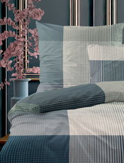 Bettwäsche-Set mit kariertem Muster in Blau- und Grautönen, seitliche Perspektive