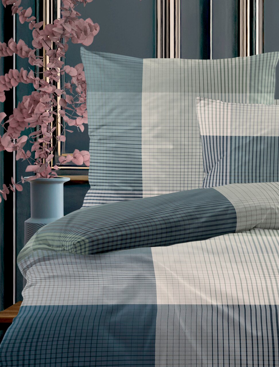 Bettwäsche-Set mit kariertem Muster in Blau- und Grautönen, seitliche Perspektive