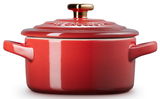 Rote Mini-Cocotte von Le Creuset aus der HEART COLLECTION, seitliche Perspektive