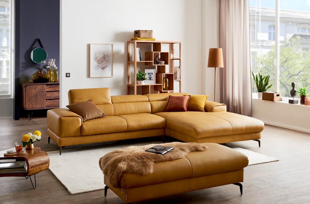 W. Schillig Hocker 21106 PIEDROO Moderner, senfgelber Hocker in einem stilvoll eingerichteten Wohnzimmer, aus der Vorderansicht fotografiert.